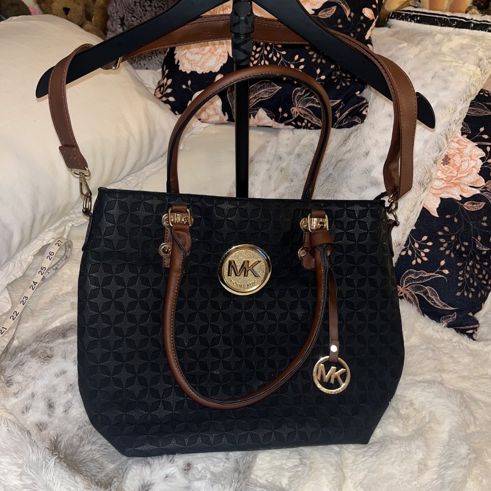 Michael Kors Jet Set Tote - Picture 2 of 12